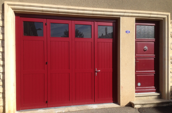 Porte De Garage Accordéon En Bois Massif Dans Le Beaujolais