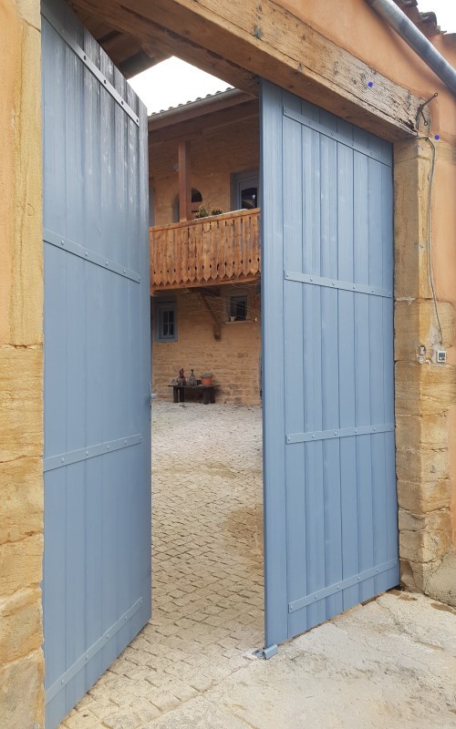 volets provençaux bois brossé pour rénover un porche